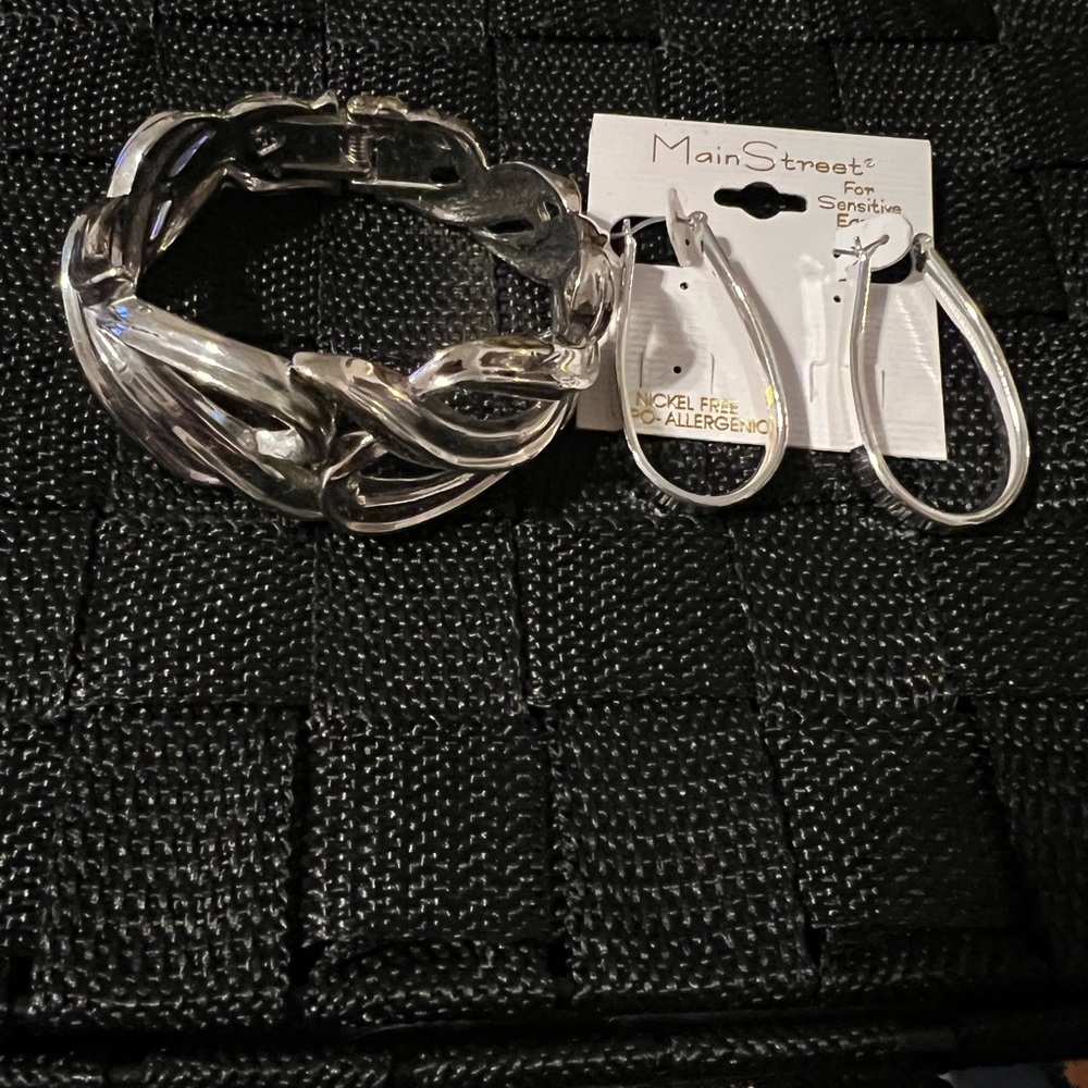 Earring and bracelet set